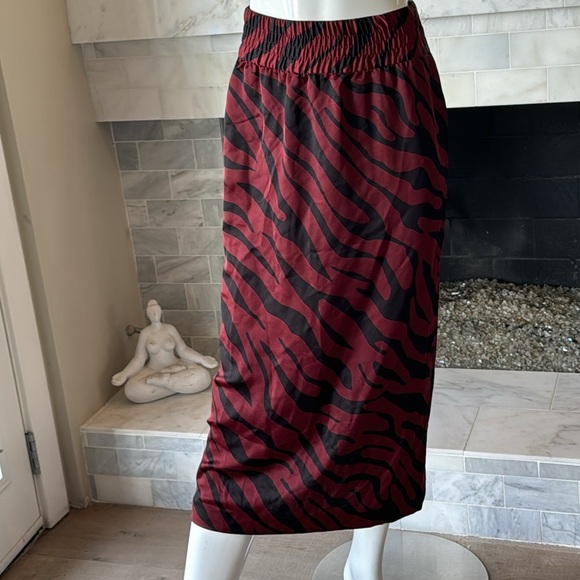 Zara Burgundy Satin Animal Print Midi Pencil Skirt Size Small - Picture 5 of 15